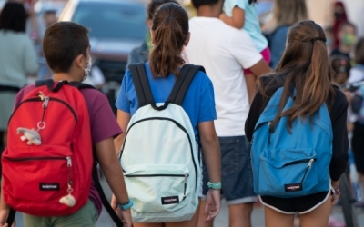 Infants sortint de classe, en una imatge d'arxiu/ Roger Benet